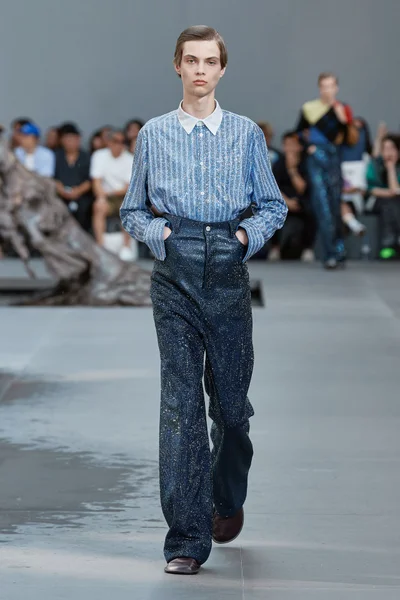 Look 16